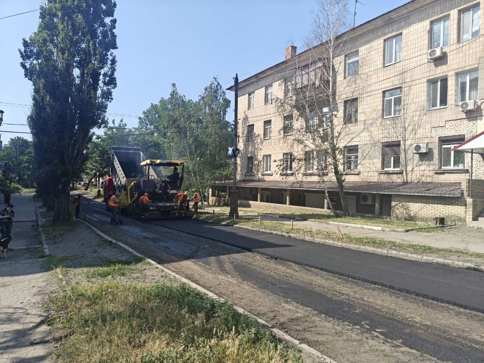 В Снежном обновляют дорожное покрытие В Снежном обновляют дорожное покрытие