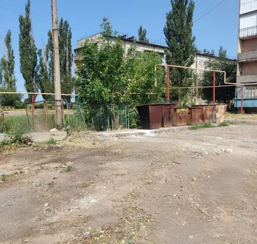 В Ждановке продолжают ликвидировать стихийные свалки В Ждановке продолжают ликвидировать стихийные свалки