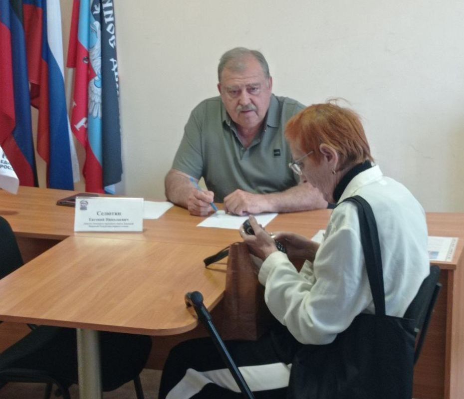 ПРИЕМ ГРАЖДАН. В первую рабочую неделю июня депутаты Донецкого городского совета провели приёмы граждан в закреплённых районах города: ПРИЕМ ГРАЖДАН. В первую рабочую неделю июня депутаты Донецкого городского совета провели приёмы граждан в закреплённых районах города: