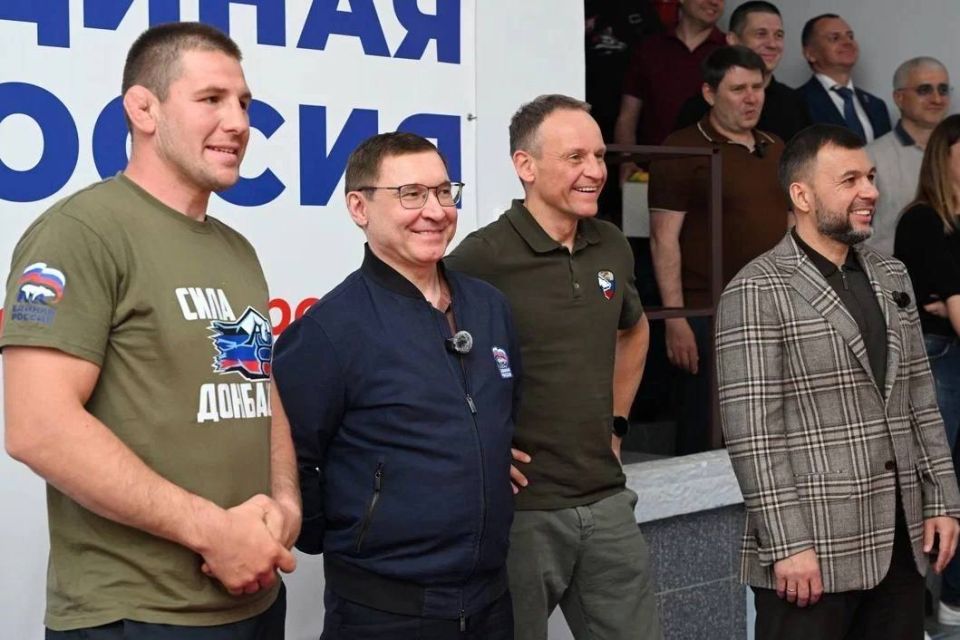 С секретарем Генсовета партии Владимиром Якушевым и Главой ДНР Денисом Пушилиным позвонили Джеффу Монсону прямо из зала его имени в Макеевке С секретарем Генсовета партии Владимиром Якушевым и Главой ДНР Денисом Пушилиным позвонили Джеффу Монсону прямо из зала его имени в Макеевке