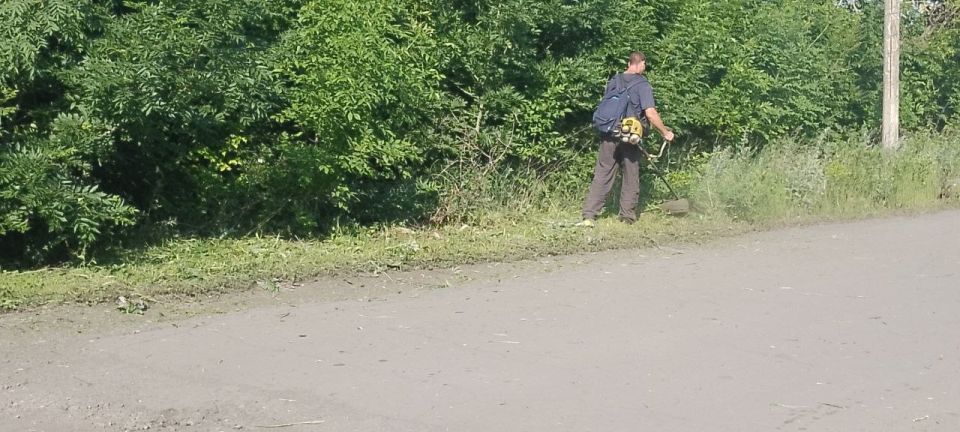 МУП администрации города Тореза "Благоустройство" продолжает выполнять работы по покосу сорных и карантинных трав на территории городского округа Торез МУП администрации города Тореза "Благоустройство" продолжает выполнять работы по покосу сорных и карантинных трав на территории городского округа Торез