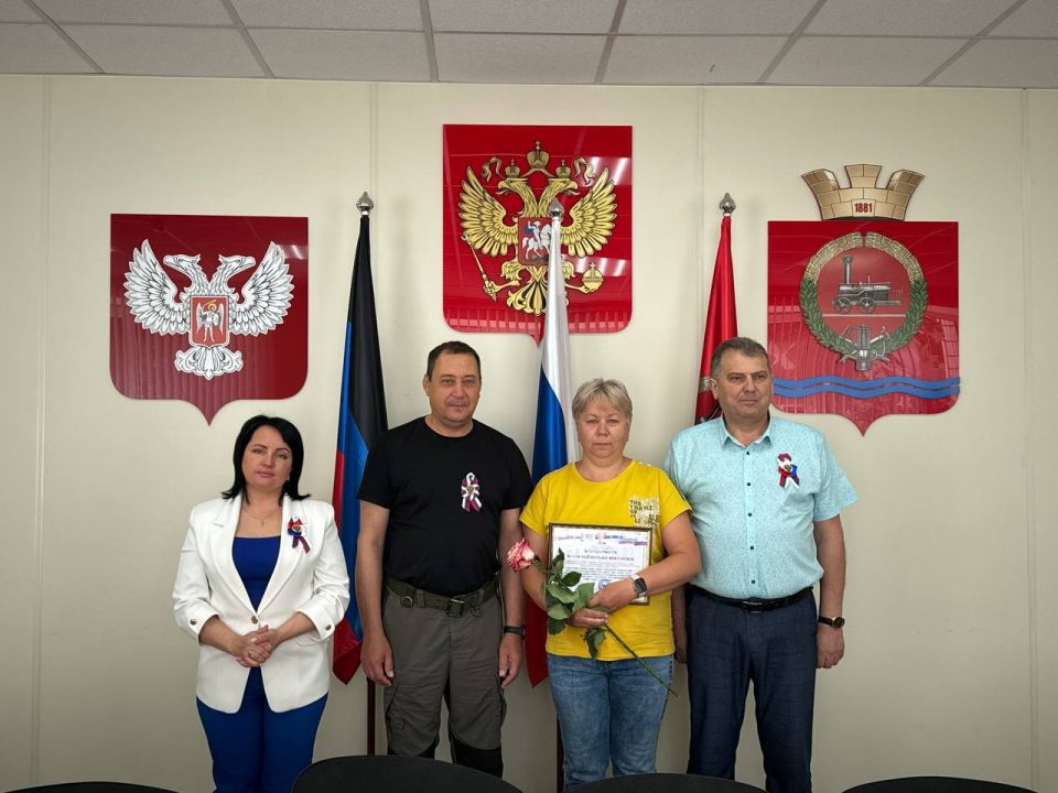 Константин Зинченко: В преддверии Дня социального работника вручил благодарности сотрудникам Управления труда и социальной защиты населения, Пенсионного фонда, Территориального центра и Центра занятости Волновахского... Константин Зинченко: В преддверии Дня социального работника вручил благодарности сотрудникам Управления труда и социальной защиты населения, Пенсионного фонда, Территориального центра и Центра занятости Волновахского...