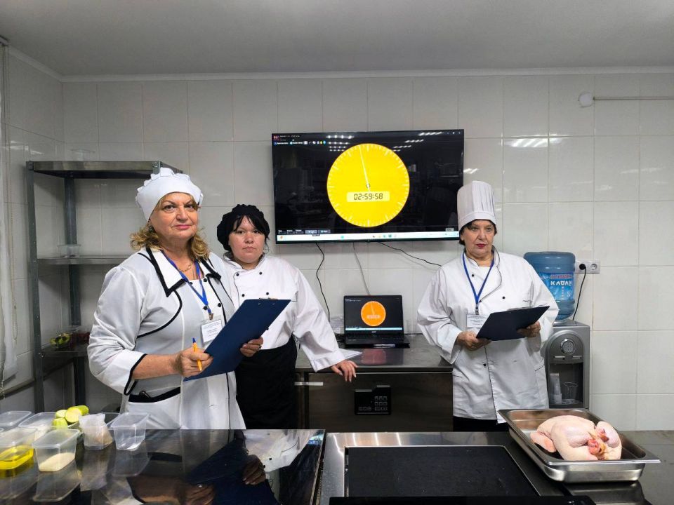 В июне месяце текущего года свой профессионализм на демонстрационных экзаменах подтверждают студенты ГБПОУ «Енакиевский техникум сферы услуг» по профессии 44.01.09 Повар, кондитер В июне месяце текущего года свой профессионализм на демонстрационных экзаменах подтверждают студенты ГБПОУ «Енакиевский техникум сферы услуг» по профессии 44.01.09 Повар, кондитер