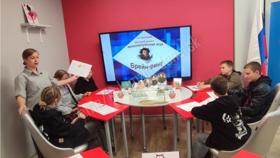 Сегодня в клубе села Бирюки в рамках проекта «Культура малой Родины» партии «Единая Россия» был проведен увлекательный брейн-ринг «О великий русский язык», приуроченный ко Дню русского языка Сегодня в клубе села Бирюки в рамках проекта «Культура малой Родины» партии «Единая Россия» был проведен увлекательный брейн-ринг «О великий русский язык», приуроченный ко Дню русского языка
