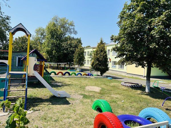 6 июня, ежегодно в день рождения великого русского поэта, основоположника современного русского литературного языка Александра Сергеевича Пушкина в России и в мире отмечается День Русского языка 6 июня, ежегодно в день рождения великого русского поэта, основоположника современного русского литературного языка Александра Сергеевича Пушкина в России и в мире отмечается День Русского языка