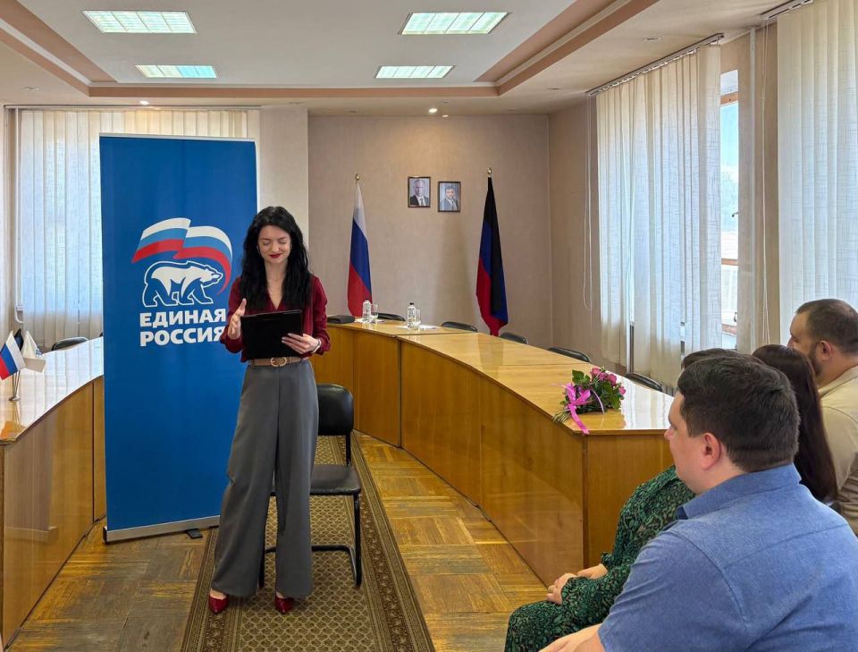 Сегодня, в Управе Ленинского внутригородского района Администрации г.о. Донецк прошла творческая встреча "СВОя история" с поэтом Татьяной Поддубной, приуроченная к Международному дню русского языка Сегодня, в Управе Ленинского внутригородского района Администрации г.о. Донецк прошла творческая встреча "СВОя история" с поэтом Татьяной Поддубной, приуроченная к Международному дню русского языка