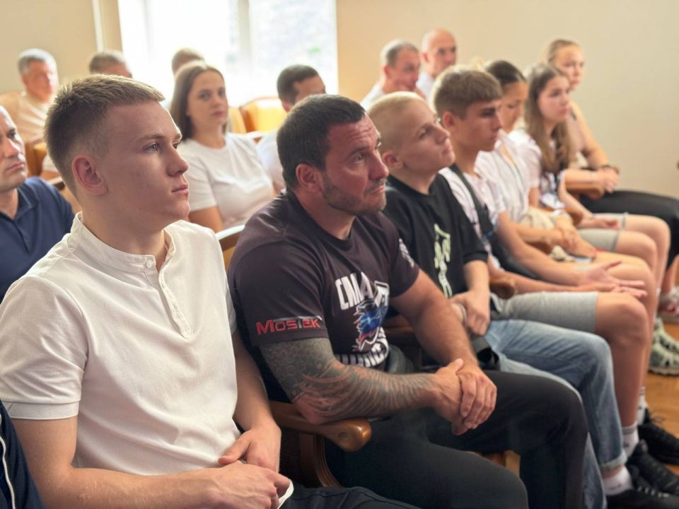 Победа, спорт и единство. Партийцы Единой России, активисты ОДДР совместно с представителями патриотического движения «Здоровое Отечество» поздравили юных спортсменов Донецкой Народной Республики с успешным выступлением на... Победа, спорт и единство. Партийцы Единой России, активисты ОДДР совместно с представителями патриотического движения «Здоровое Отечество» поздравили юных спортсменов Донецкой Народной Республики с успешным выступлением на...