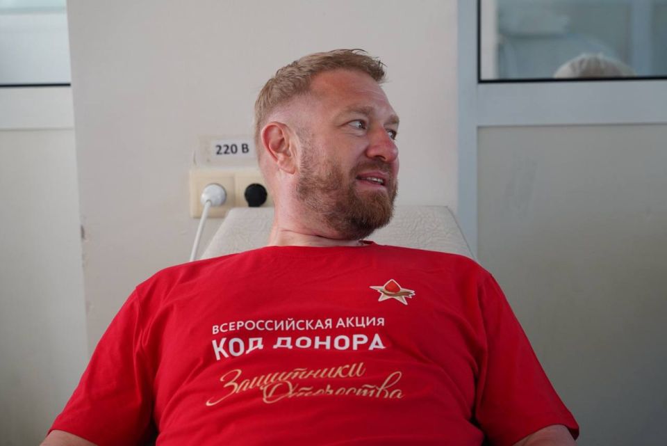 Александр Малькевич привез флаг акции «Код донора. Защитники Отечества» в ДНР Александр Малькевич привез флаг акции «Код донора. Защитники Отечества» в ДНР