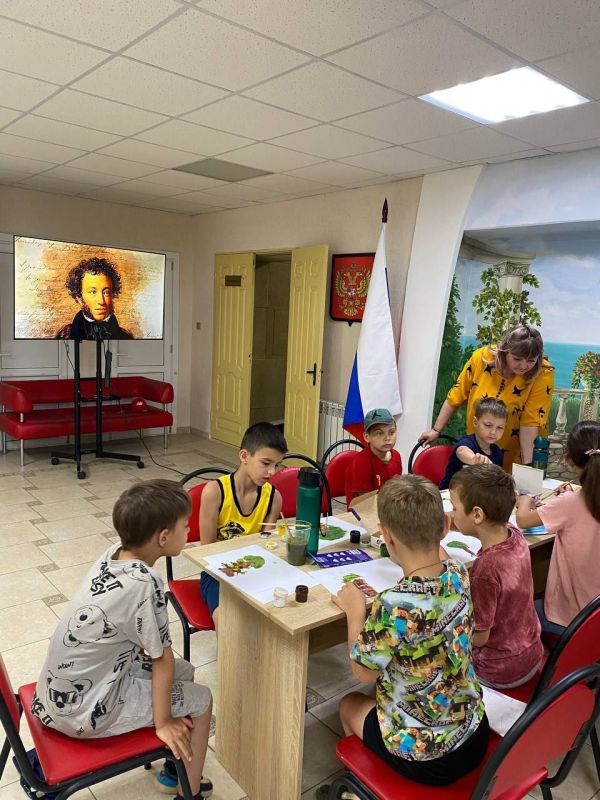 6 июня, ежегодно в день рождения великого русского поэта, основоположника современного русского литературного языка Александра Сергеевича Пушкина в России и в мире отмечается День Русского языка 6 июня, ежегодно в день рождения великого русского поэта, основоположника современного русского литературного языка Александра Сергеевича Пушкина в России и в мире отмечается День Русского языка