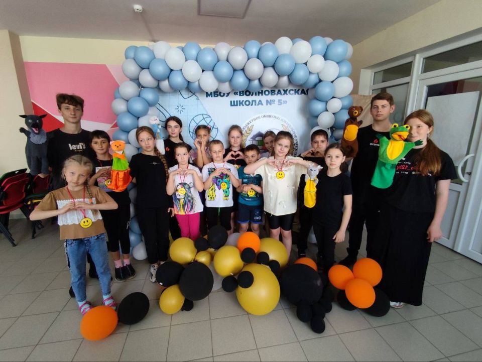 В канун Дня русского языка для воспитанников Волновахской школы №5 был организован творческий час «Шагаем в эпоху грамотеев», в рамках которого был показан интерактивный кукольный спектакль от участников Театра малых форм... В канун Дня русского языка для воспитанников Волновахской школы №5 был организован творческий час «Шагаем в эпоху грамотеев», в рамках которого был показан интерактивный кукольный спектакль от участников Театра малых форм...