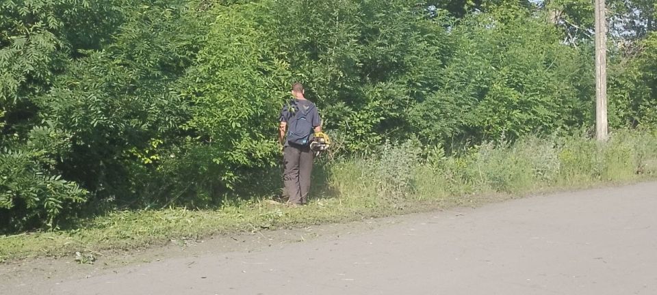 МУП администрации города Тореза "Благоустройство" продолжает выполнять работы по покосу сорных и карантинных трав на территории городского округа Торез МУП администрации города Тореза "Благоустройство" продолжает выполнять работы по покосу сорных и карантинных трав на территории городского округа Торез