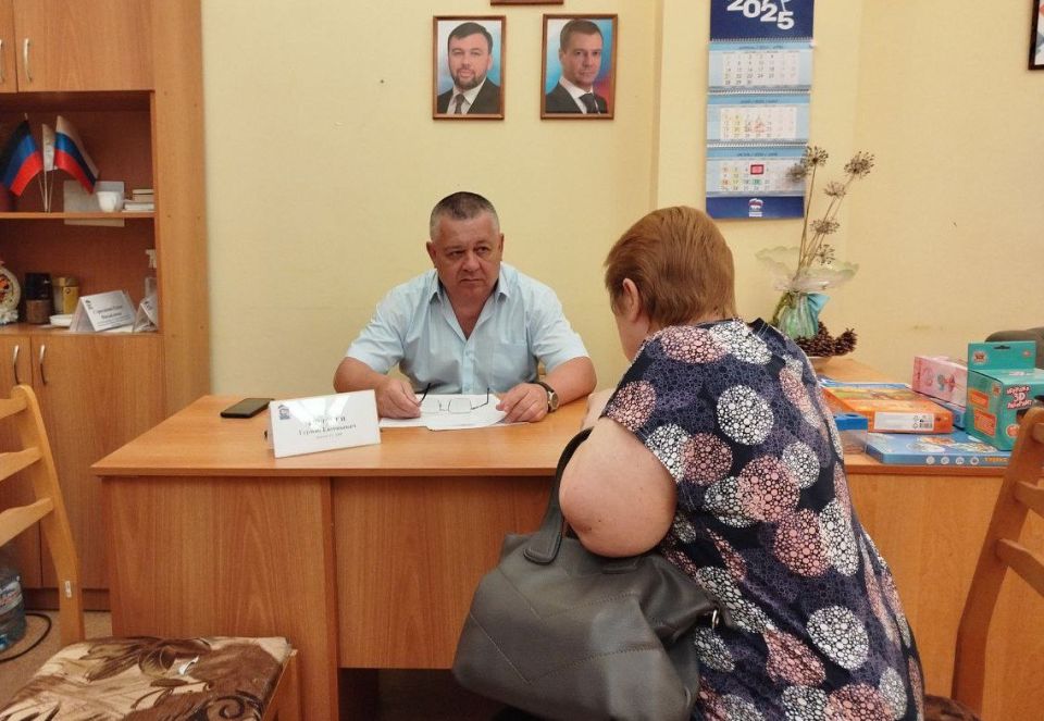ПРИЕМ ГРАЖДАН. В первую рабочую неделю июня депутаты Донецкого городского совета провели приёмы граждан в закреплённых районах города: ПРИЕМ ГРАЖДАН. В первую рабочую неделю июня депутаты Донецкого городского совета провели приёмы граждан в закреплённых районах города: