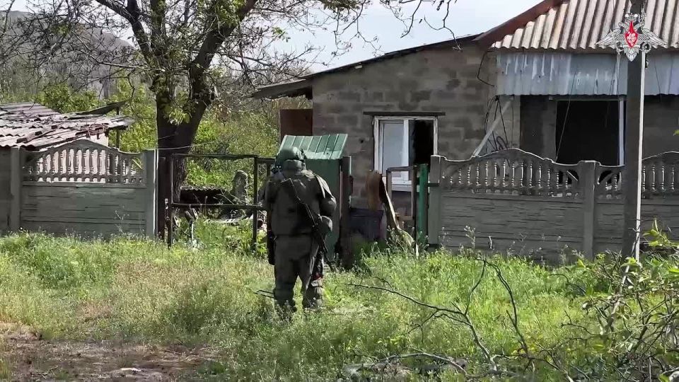Минобороны России: Сапёры группировки войск «Центр» очищают территорию освобожденных населённых пунктов ДНР от взрывоопасных предметов