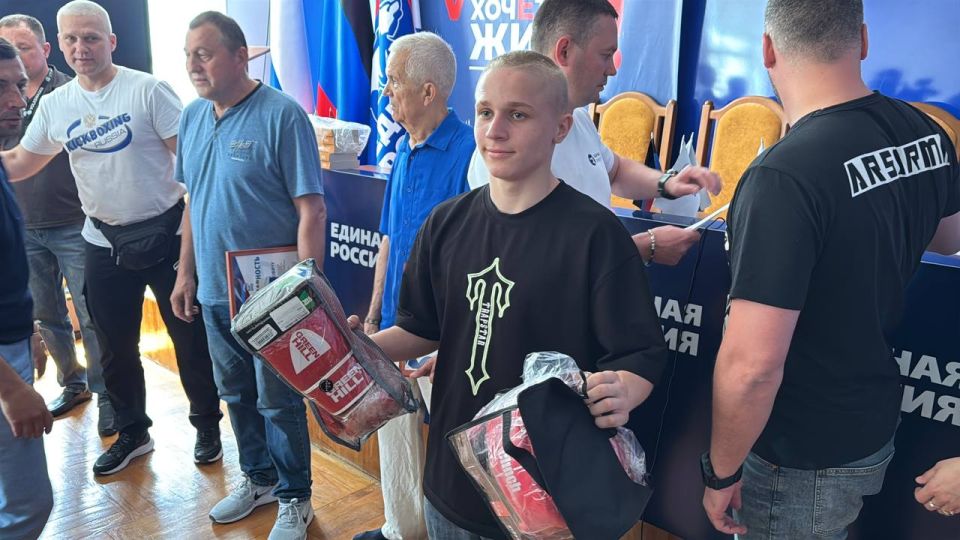 Победа, спорт и единство. Партийцы Единой России, активисты ОДДР совместно с представителями патриотического движения «Здоровое Отечество» поздравили юных спортсменов Донецкой Народной Республики с успешным выступлением на... Победа, спорт и единство. Партийцы Единой России, активисты ОДДР совместно с представителями патриотического движения «Здоровое Отечество» поздравили юных спортсменов Донецкой Народной Республики с успешным выступлением на...