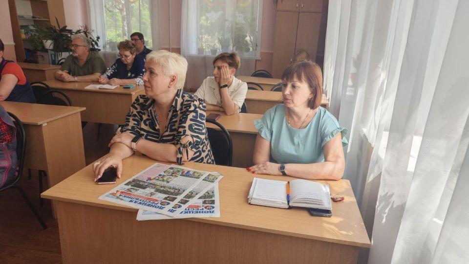 Представитель партии "Единая Россия" в городе Дебальцево Татьяна Норец провела встречу с трудовым коллективом ГБОУ "Школа № 4 г.о. Дебальцево " Представитель партии "Единая Россия" в городе Дебальцево Татьяна Норец провела встречу с трудовым коллективом ГБОУ "Школа № 4 г.о. Дебальцево "