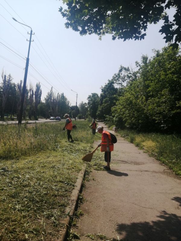 Коммунальщики Снежного продолжают благоустраивать территории общего пользования Коммунальщики Снежного продолжают благоустраивать территории общего пользования