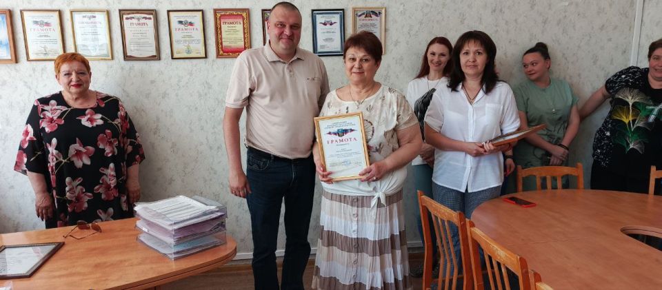 Юрий Будрин: Сегодня, 06 июня 2025 года, в преддверии праздника "День социального Работника", руководитель Управы Кировского внутригородского района Администрации городского округа Донецк ДНР Алексей Дмитрюк вручил грамоты и... Юрий Будрин: Сегодня, 06 июня 2025 года, в преддверии праздника "День социального Работника", руководитель Управы Кировского внутригородского района Администрации городского округа Донецк ДНР Алексей Дмитрюк вручил грамоты и...