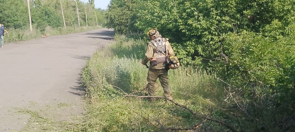МУП администрации города Тореза "Благоустройство" продолжает выполнять работы по покосу сорных и карантинных трав на территории городского округа Торез МУП администрации города Тореза "Благоустройство" продолжает выполнять работы по покосу сорных и карантинных трав на территории городского округа Торез