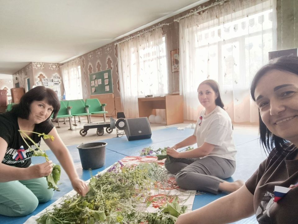 6 июня 2025года МБУ "Бугасский СДК" прошёл мастер-класс : "Кукла Троица" 6 июня 2025года МБУ "Бугасский СДК" прошёл мастер-класс : "Кукла Троица"