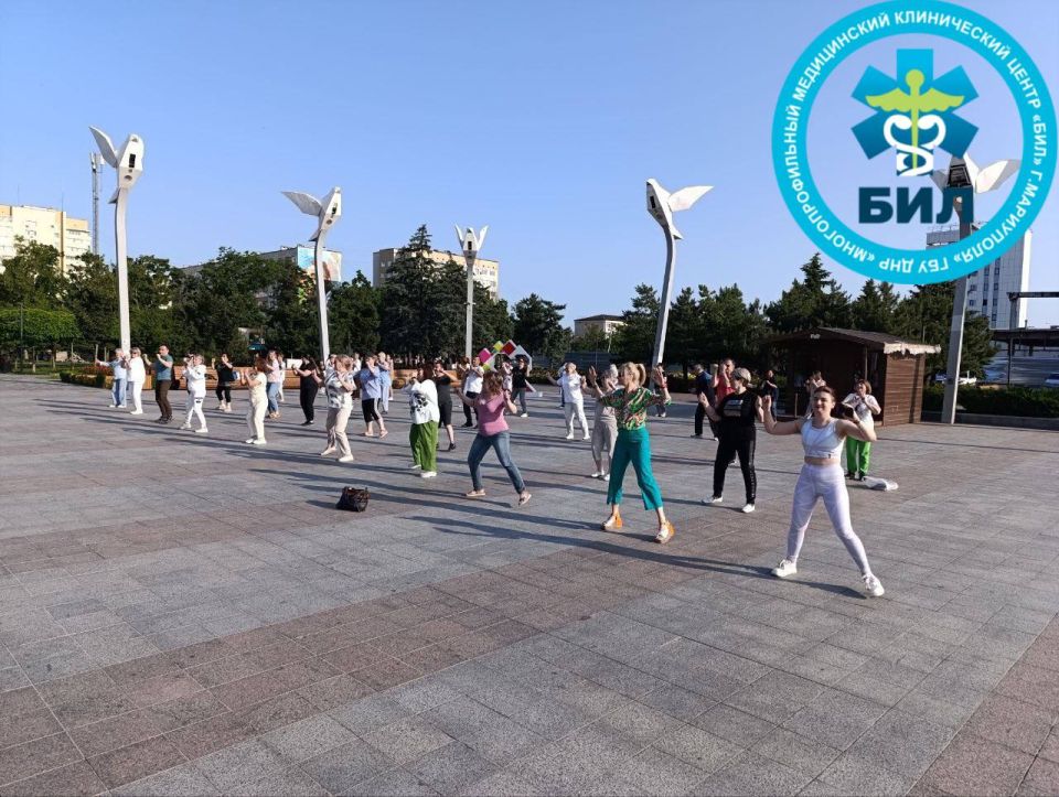 Утренняя зарядка на площади Мариуполя – заряжаемся здоровьем вместе! Утренняя зарядка на площади Мариуполя – заряжаемся здоровьем вместе!