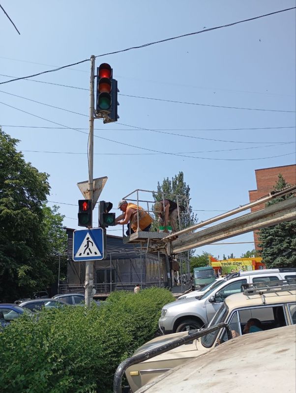 Коммунальщики Снежного продолжают благоустраивать территории общего пользования Коммунальщики Снежного продолжают благоустраивать территории общего пользования