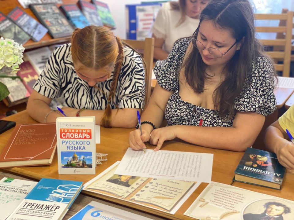 «День Русского Языка». «Берегите наш язык, наш прекрасный русский язык, это клад, это достояние, оставленное нам нашими предшественниками» (И. С. Тургенев) «День Русского Языка». «Берегите наш язык, наш прекрасный русский язык, это клад, это достояние, оставленное нам нашими предшественниками» (И. С. Тургенев)