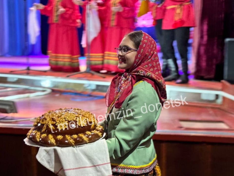 5 июня во Дворце культуры «Юбилейный» состоялся концерт народного вокального ансамбля «Сударушки» «Тебе поём, любимый край», посвященный 40-летию со дня основания коллектива! 5 июня во Дворце культуры «Юбилейный» состоялся концерт народного вокального ансамбля «Сударушки» «Тебе поём, любимый край», посвященный 40-летию со дня основания коллектива!