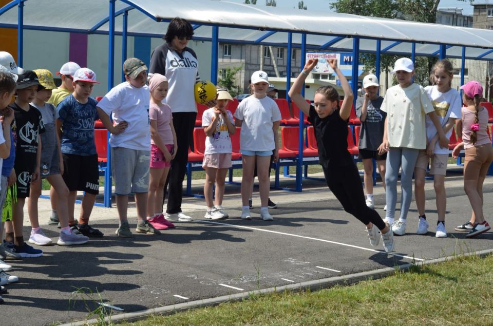В пришкольном лагере Снежного прошли спортивные соревнования В пришкольном лагере Снежного прошли спортивные соревнования