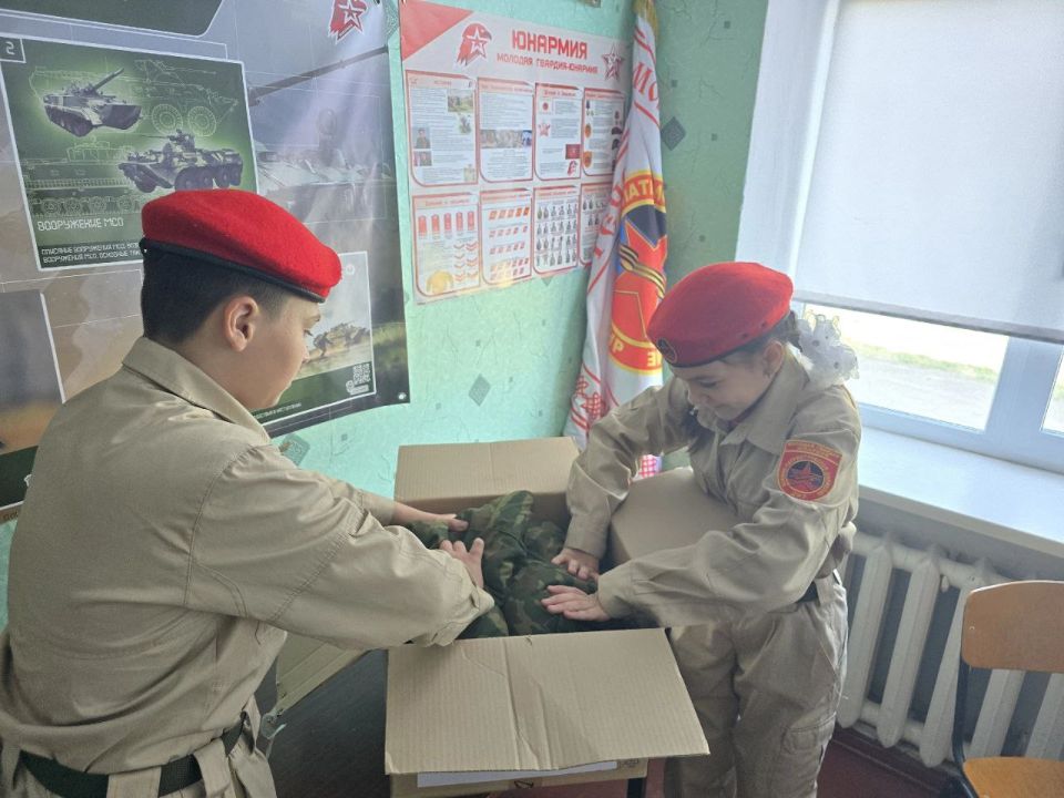 Посылка солдату. Юнармейцы Центра юнармейской подготовки "Шахтерский Дом Юнармии" собрали посылку бойцам, защищающим Россию в специальной военной операции Посылка солдату. Юнармейцы Центра юнармейской подготовки "Шахтерский Дом Юнармии" собрали посылку бойцам, защищающим Россию в специальной военной операции