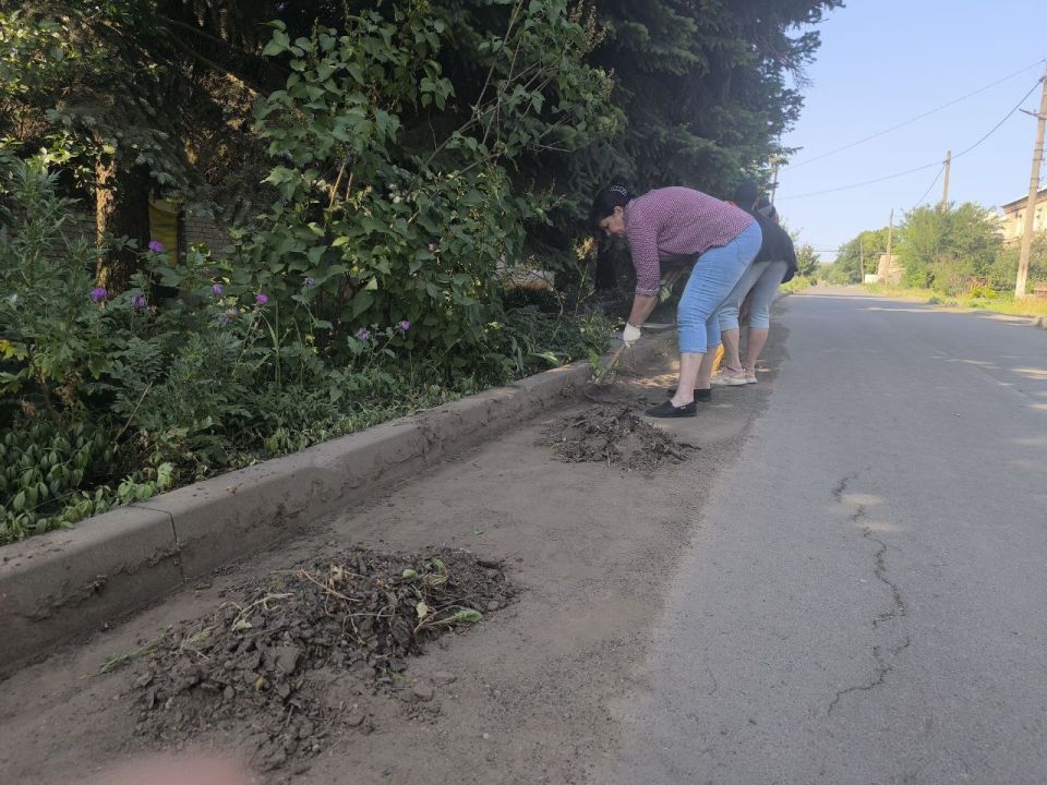 В рамках проведения экологического субботника,на территории поселка Новолуганское, сотрудники Новолуганского территориального сектора, отдела образования и работники дома культуры,провели субботник на улице Ленина В рамках проведения экологического субботника,на территории поселка Новолуганское, сотрудники Новолуганского территориального сектора, отдела образования и работники дома культуры,провели субботник на улице Ленина