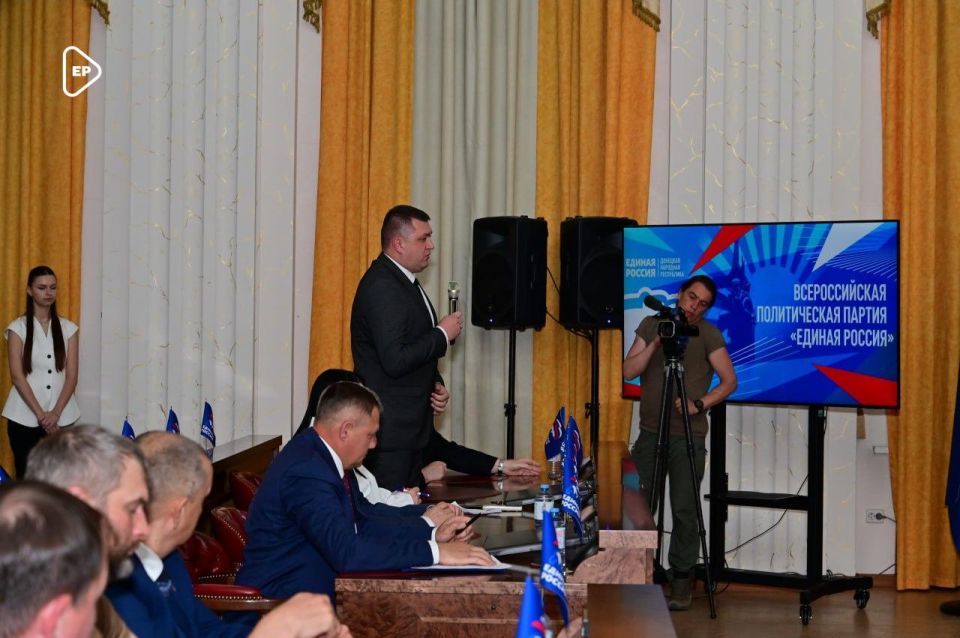 Владимир Якушев обсудил с фракцией Единой России в Народном совете ДНР направления работы партии Владимир Якушев обсудил с фракцией Единой России в Народном совете ДНР направления работы партии