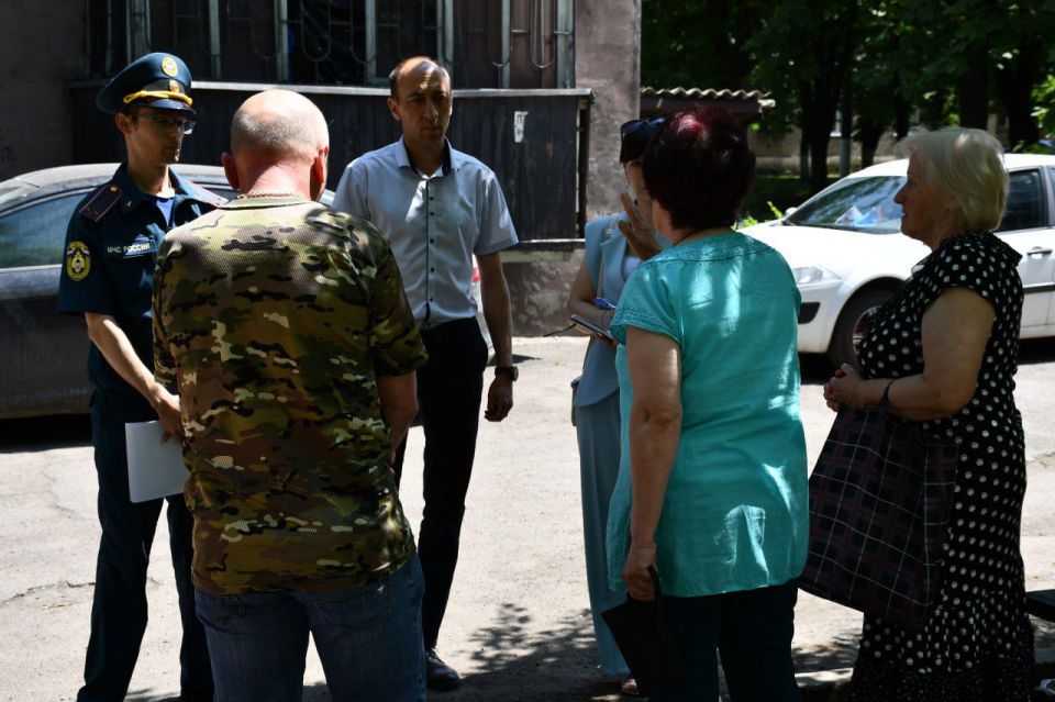 Сергей Желновач: Сегодня заместитель главы администрации городского округа Дебальцево Евгений Глебов встретился с жителями центрального района города Дебальцево Сергей Желновач: Сегодня заместитель главы администрации городского округа Дебальцево Евгений Глебов встретился с жителями центрального района города Дебальцево