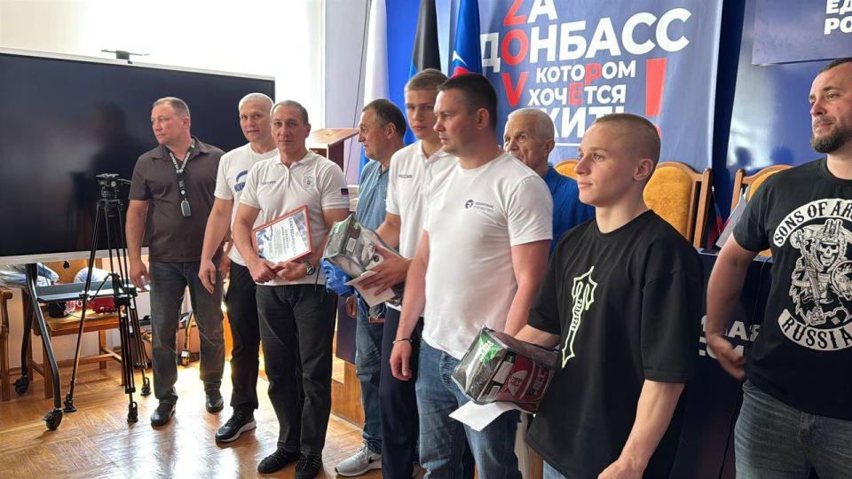 Победа, спорт и единство. Партийцы Единой России, активисты ОДДР совместно с представителями патриотического движения «Здоровое Отечество» поздравили юных спортсменов Донецкой Народной Республики с успешным выступлением на... Победа, спорт и единство. Партийцы Единой России, активисты ОДДР совместно с представителями патриотического движения «Здоровое Отечество» поздравили юных спортсменов Донецкой Народной Республики с успешным выступлением на...