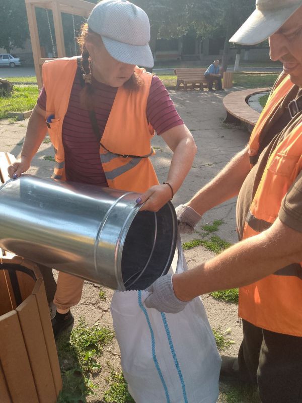 Коммунальщики Снежного продолжают благоустраивать территории общего пользования Коммунальщики Снежного продолжают благоустраивать территории общего пользования