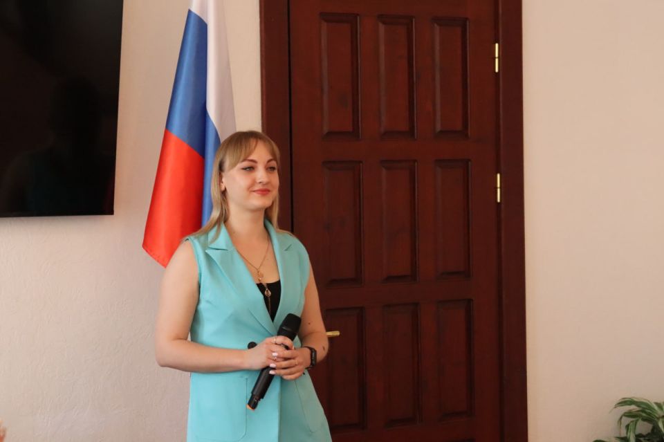 Сегодня в администрации городского округа Торез прошло торжественное мероприятие, посвященное Дню социального работника Сегодня в администрации городского округа Торез прошло торжественное мероприятие, посвященное Дню социального работника