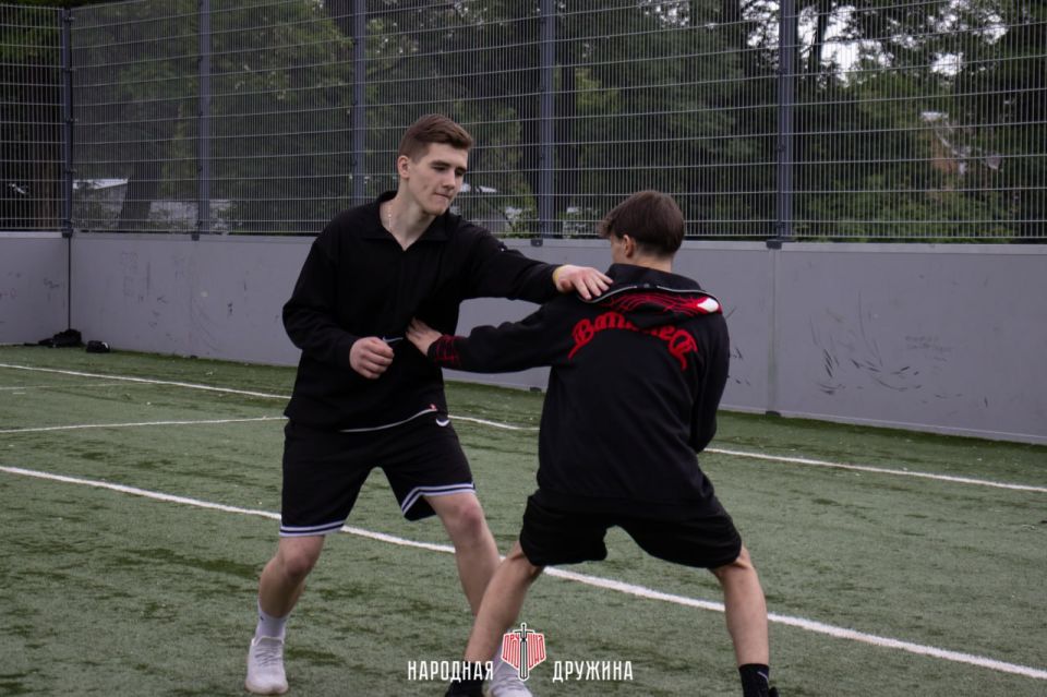 Вырабатываем дисциплину. Сотрудники Центрального штаба Народной Дружины, Андрей Ревчук и Никита Крылов, снова провели тренировку по кикбоксингу для трудных подростков в Макеевке Вырабатываем дисциплину. Сотрудники Центрального штаба Народной Дружины, Андрей Ревчук и Никита Крылов, снова провели тренировку по кикбоксингу для трудных подростков в Макеевке