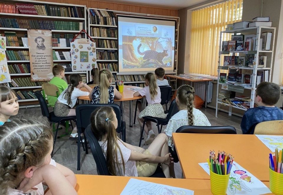 В «Пушкинский день России» в пришкольном лагере «Дружба» ГБОУ «Мироновская школа № 10» состоялось увлекательное мероприятие – игра-путешествие «В Лукоморье», посвящённая сказкам Александра Сергеевича Пушкина В «Пушкинский день России» в пришкольном лагере «Дружба» ГБОУ «Мироновская школа № 10» состоялось увлекательное мероприятие – игра-путешествие «В Лукоморье», посвящённая сказкам Александра Сергеевича Пушкина