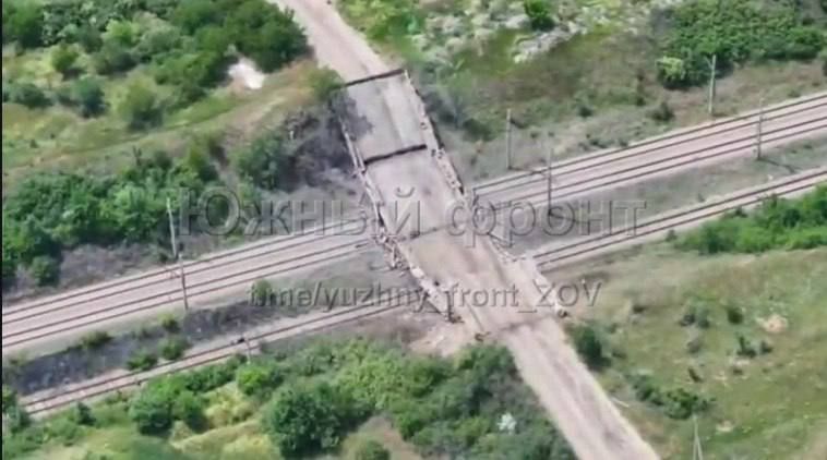 Российские войска ударом FPV-дрона подорвали заминированный мост в районе Северска, затруднив снабжение противника на направлении, сообщает Telegram-канал “Южный Фронт” Российские войска ударом FPV-дрона подорвали заминированный мост в районе Северска, затруднив снабжение противника на направлении, сообщает Telegram-канал “Южный Фронт”