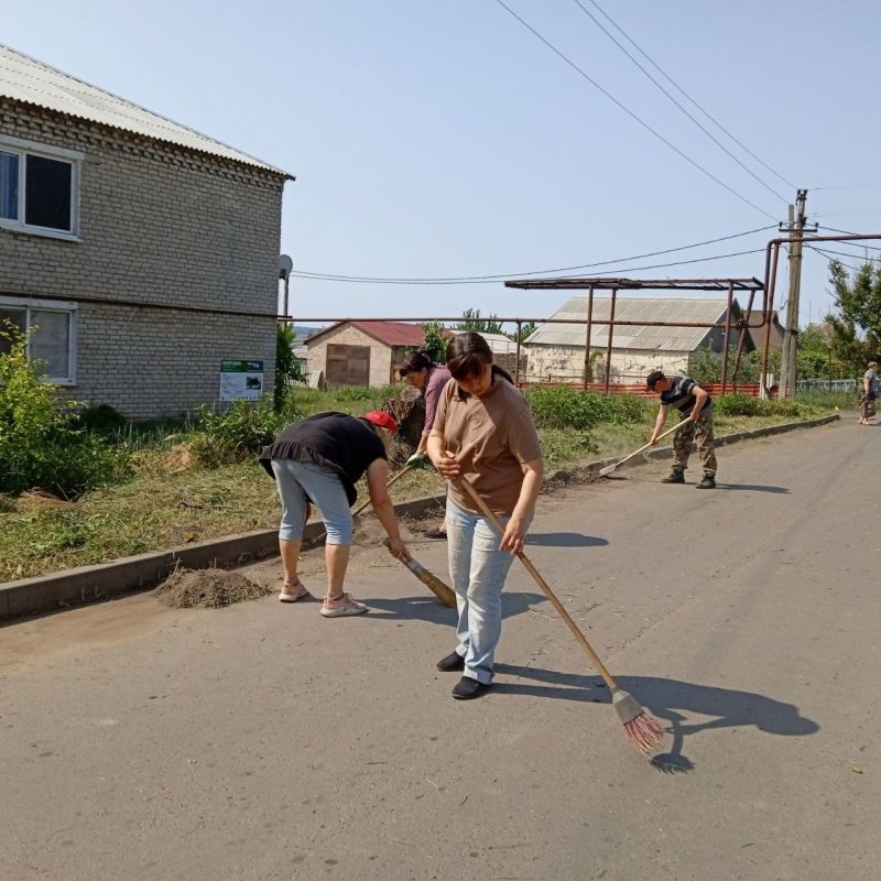 В рамках проведения экологического субботника,на территории поселка Новолуганское, сотрудники Новолуганского территориального сектора, отдела образования и работники дома культуры,провели субботник на улице Ленина В рамках проведения экологического субботника,на территории поселка Новолуганское, сотрудники Новолуганского территориального сектора, отдела образования и работники дома культуры,провели субботник на улице Ленина