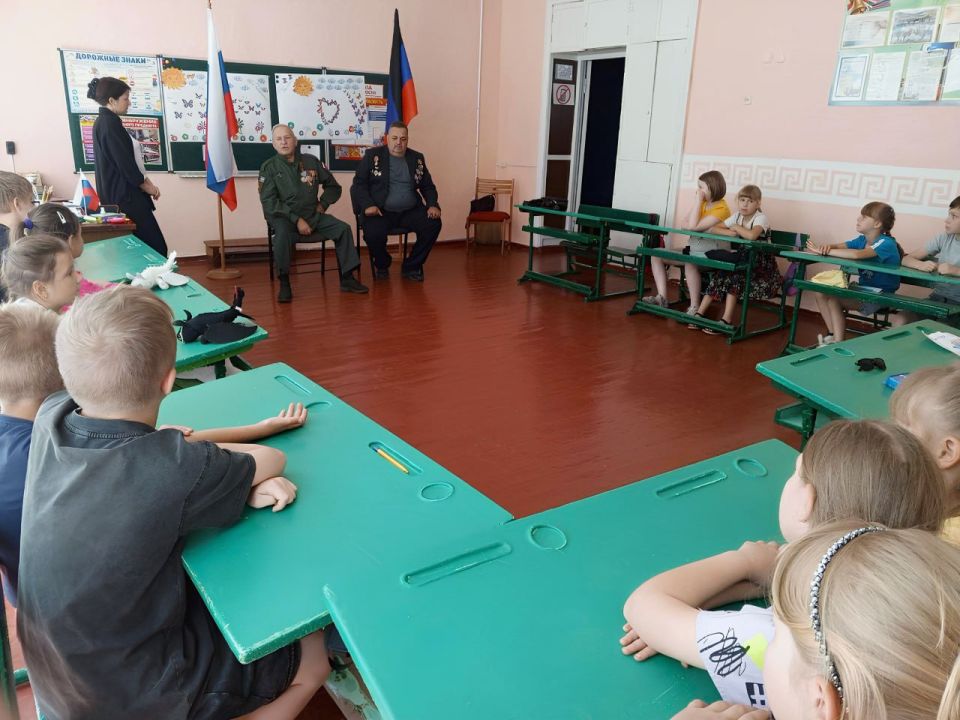 Ветераны-защитники Донбасса провели урок мужества для школьников Ветераны-защитники Донбасса провели урок мужества для школьников