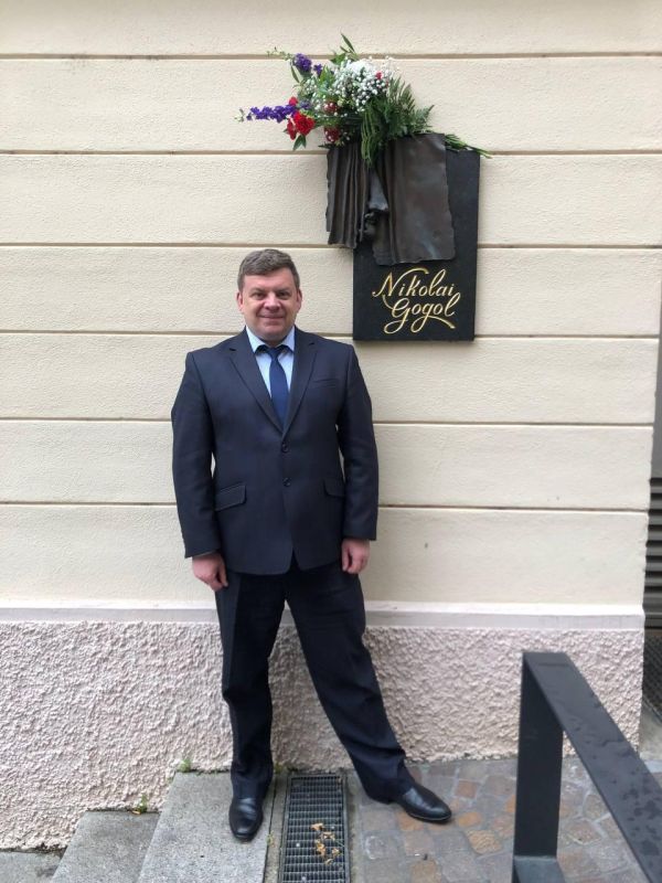 С конца мая по начало июня по случаю празднования Дня русского языка и Дня славянской письменности и культуры состоялись мероприятия с участием дипломатов и учащихся школы при Генконсульстве С конца мая по начало июня по случаю празднования Дня русского языка и Дня славянской письменности и культуры состоялись мероприятия с участием дипломатов и учащихся школы при Генконсульстве