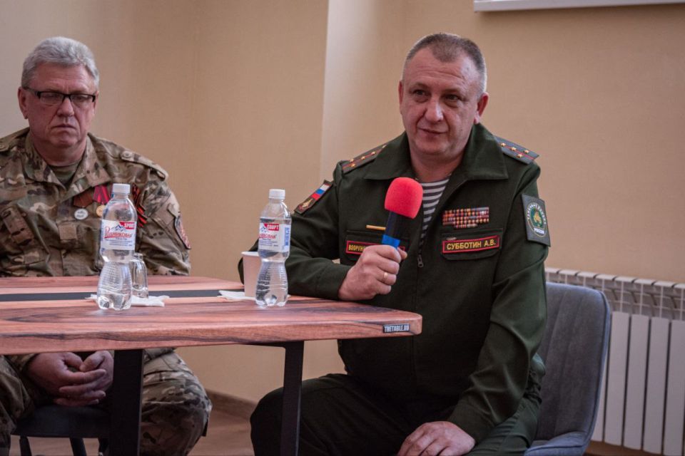 Дмитрий Огилец: 6 июня в Центре развития молодёжных инициатив г.Харцызска представители Макеевской и Харцызской городских организаций ДРРО РСВА и СВО совместно с молодежью г.Харцызска приняли участие в мероприятии... Дмитрий Огилец: 6 июня в Центре развития молодёжных инициатив г.Харцызска представители Макеевской и Харцызской городских организаций ДРРО РСВА и СВО совместно с молодежью г.Харцызска приняли участие в мероприятии...