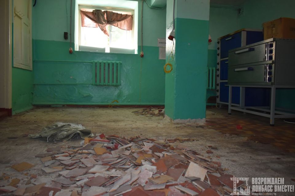 Игорь Лызов: Специалисты из ЕАО начали ремонт столовой в школе Амвросиевки Игорь Лызов: Специалисты из ЕАО начали ремонт столовой в школе Амвросиевки