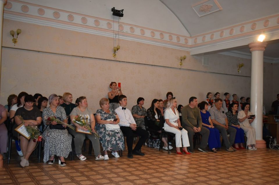 Игорь Лызов: В преддверие праздника Дна социального работника вручил грамоты и благодарности за успехи в профессиональной деятельности, большой вклад в развитие системы социальной защиты людям, кто является истинной опорой... Игорь Лызов: В преддверие праздника Дна социального работника вручил грамоты и благодарности за успехи в профессиональной деятельности, большой вклад в развитие системы социальной защиты людям, кто является истинной опорой...