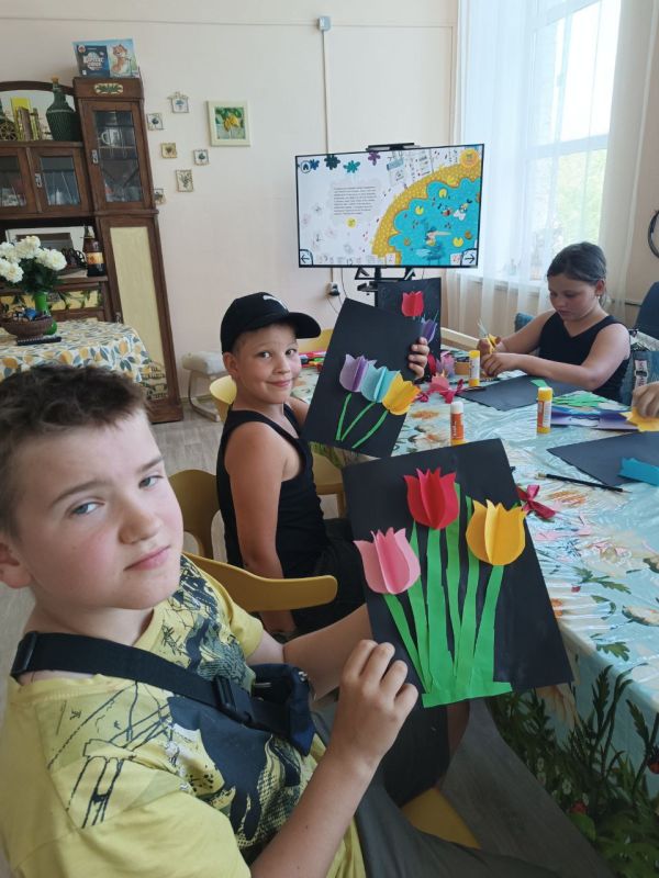 06.06.2025 года в МБУ "Дмитровский СДК" совместно с библиотекой изготовили открытки ко Дню социального работника 06.06.2025 года в МБУ "Дмитровский СДК" совместно с библиотекой изготовили открытки ко Дню социального работника