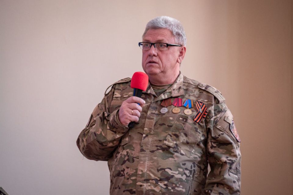 Дмитрий Огилец: 6 июня в Центре развития молодёжных инициатив г.Харцызска представители Макеевской и Харцызской городских организаций ДРРО РСВА и СВО совместно с молодежью г.Харцызска приняли участие в мероприятии... Дмитрий Огилец: 6 июня в Центре развития молодёжных инициатив г.Харцызска представители Макеевской и Харцызской городских организаций ДРРО РСВА и СВО совместно с молодежью г.Харцызска приняли участие в мероприятии...
