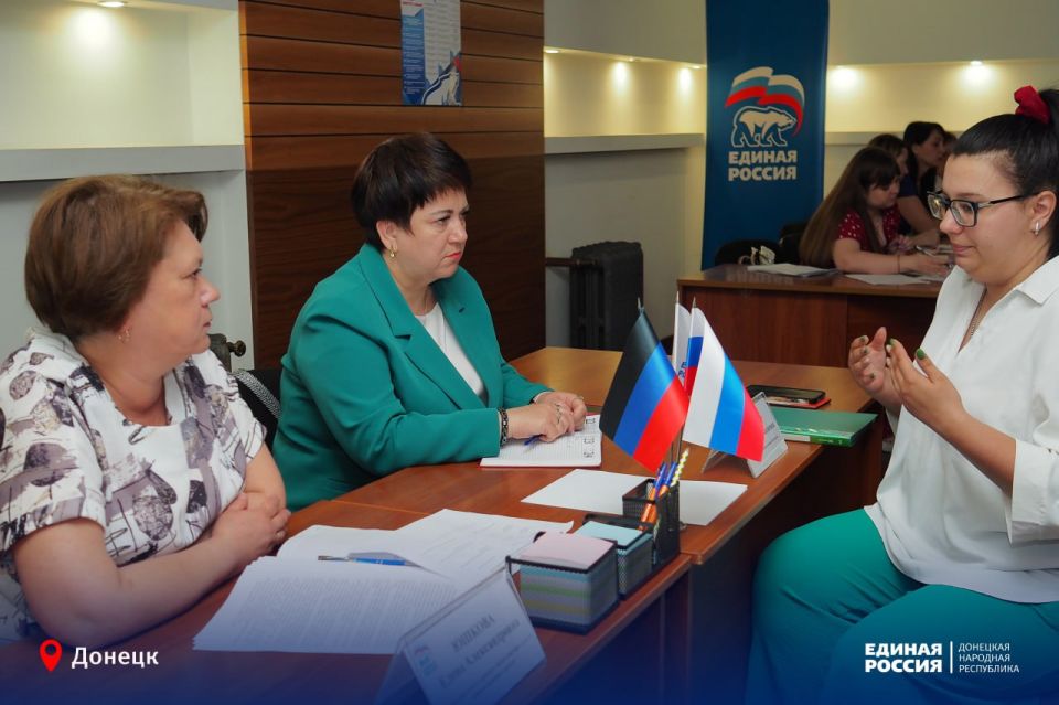 На связи с людьми: в приёмной Единой России продолжаются личные приёмы граждан На связи с людьми: в приёмной Единой России продолжаются личные приёмы граждан