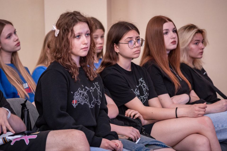 Дмитрий Огилец: 6 июня в Центре развития молодёжных инициатив г.Харцызска представители Макеевской и Харцызской городских организаций ДРРО РСВА и СВО совместно с молодежью г.Харцызска приняли участие в мероприятии... Дмитрий Огилец: 6 июня в Центре развития молодёжных инициатив г.Харцызска представители Макеевской и Харцызской городских организаций ДРРО РСВА и СВО совместно с молодежью г.Харцызска приняли участие в мероприятии...