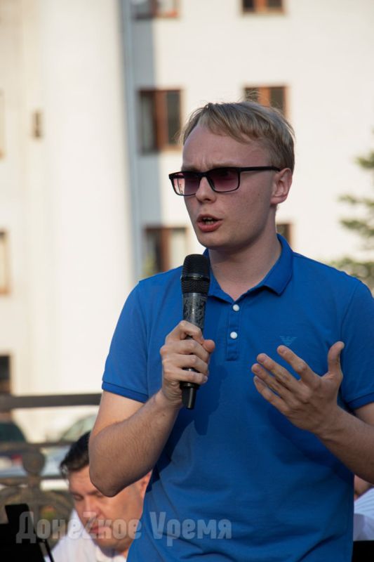 Читали стихи Пушкина, Блока и не только: в Донецке прошел вечер русской поэзии Читали стихи Пушкина, Блока и не только: в Донецке прошел вечер русской поэзии
