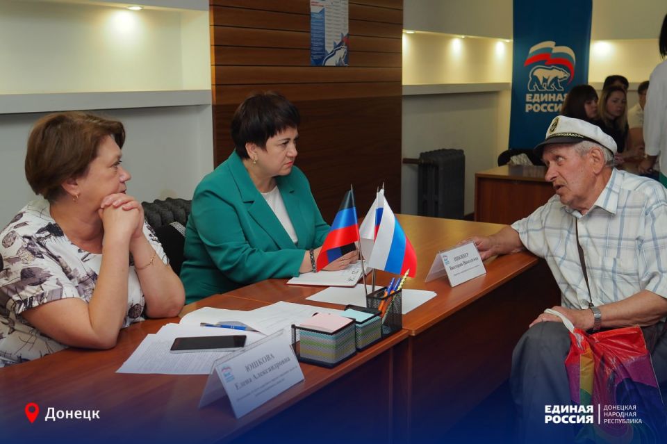 На связи с людьми: в приёмной Единой России продолжаются личные приёмы граждан На связи с людьми: в приёмной Единой России продолжаются личные приёмы граждан